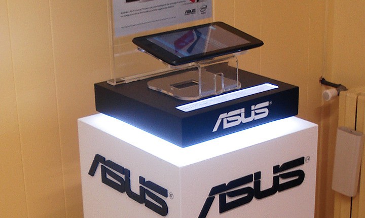 Asus_Artes Group InternationalEspositore monoprodotto progettato da Artes Group per il brand Asus